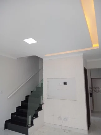 Imagem Sobrado de 2 quartos em condomínio para venda na Aviação, Praia Grande-SP: 1 banheiro, 1 vaga, 50,00 m².