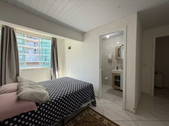 Imagem Casa com 7 dormitórios sendo 3 suítes e 3 vagas de garagem, a 350 metros da Praia em Penha