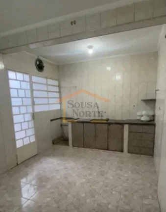 Imagem Casa térrea com 120m², abaixo do nível da rua, acesso lateral por escada, com cozinha, copa, sala...