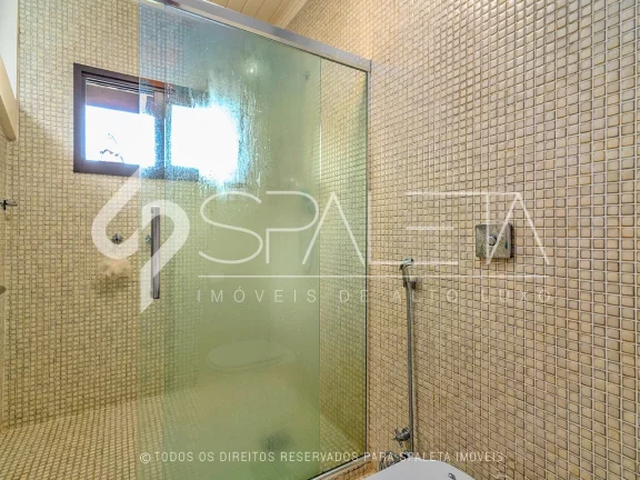 Imagem Aprecie o luxo e a tranquilidade no condomínio Iporanga, Guarujá: Casa exclusiva com ambientes espaçosos e vista deslumbrante