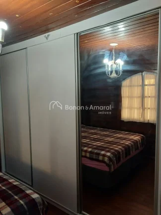 Imagem Esta encantadora casa de madeira oferece um ambiente acolhedor e confortável, perfeita para a famí...