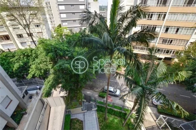 Imagem Ótima oportunidade para reforma. Apartamento com planta quadrada, 230m2 de área privativa, 3 dormi...