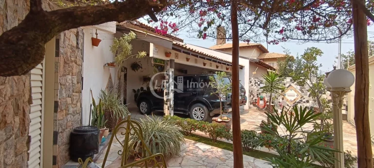 Imagem Oportunidade Única! Terreno Amplo com Casa Completa e Sofisticada