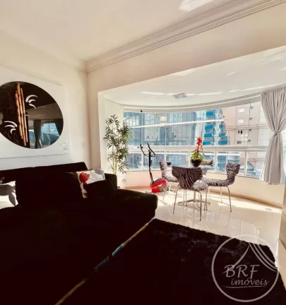 Raridade em Balneário Camboriú – Um por Andar, 50m da Praia, 3 Suítes!