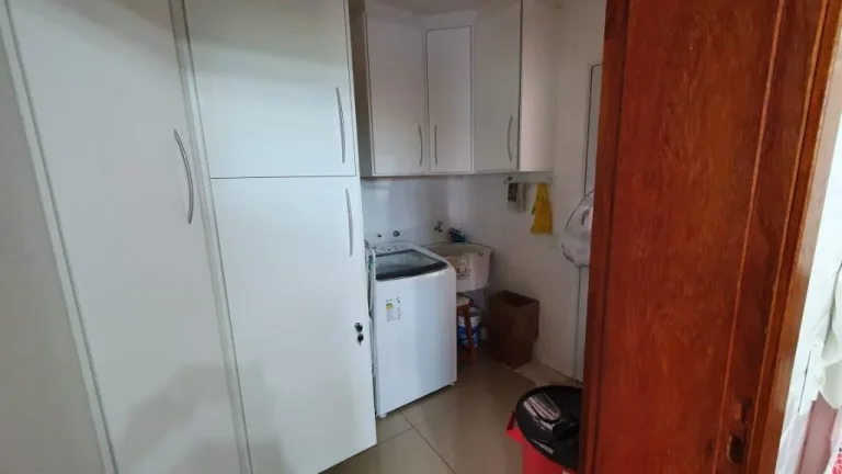 Imagem Sobrado em condomínio fechado com 404m² de terreno e 480m² de área útil contendo. No primeiro p...