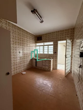 Imagem Imóvel à venda em Franca-SP: Casa na Vila França com 3 quartos, 1 suíte, 2 salas, 3 banheiros, 2 vagas de garagem e 200 m² de área.