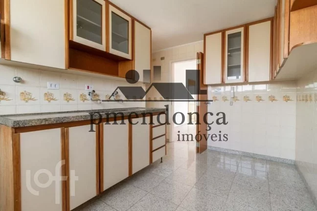 Imagem Lindo apartamento no último andar, com uma bela vista, planta espaçosa e muita luminosidade natura...