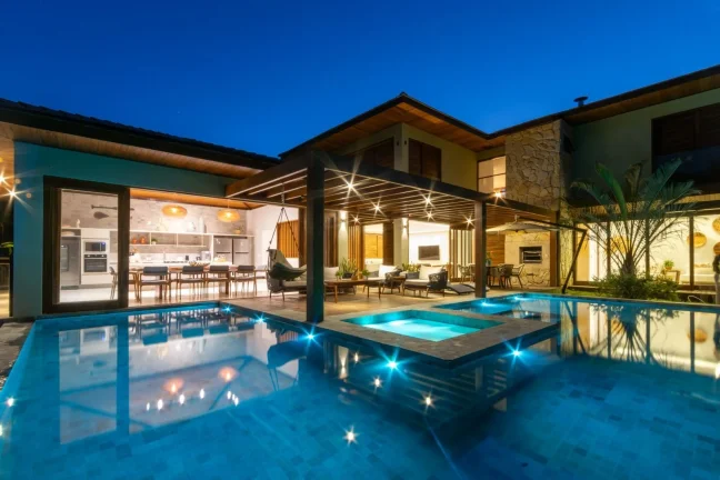 Imagem Casa alto padrão localizada em Praia do Forte condomínio com acesso ao mar Praia Bella.