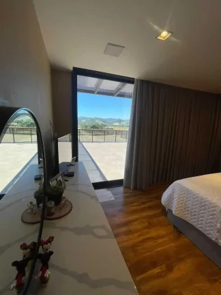 Imagem Casa em hangar com 3 suítes e 2 vagas de garagem entre Itajaí e Brusque.