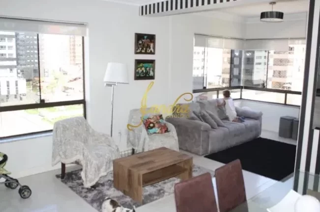 Imagem Apartamento de frente para a praça, com 3 dormitórios e com 2 box