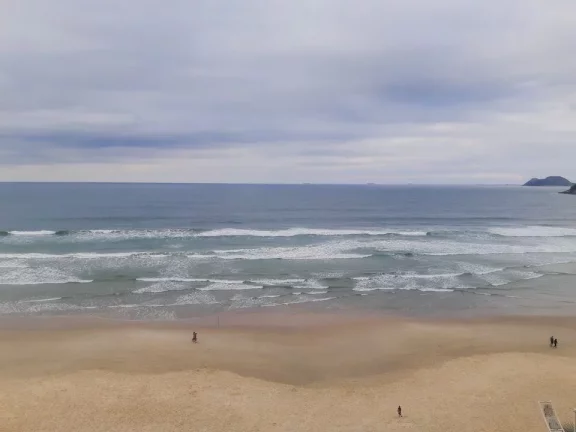 Imagem Pitangueiras - Frente total ao mar - Totalmente Reformado, Lindo - Garagem demarcada no prédio.
