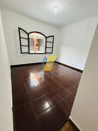 Imagem Casa térrea ampla com quintal gramado em localização estratégica.
