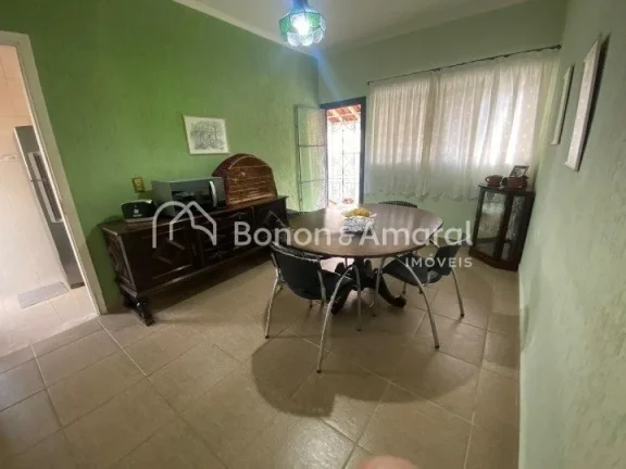 Imagem Imóvel versátil, com construção sólida, ideal para residência ou comércio. 
A casa possui uma...