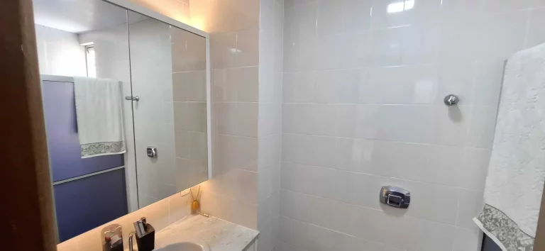 Imagem Apartamento mobiliado com 3 dormitórios sendo 1 suíte e 1 vaga de garagem em Florianópolis