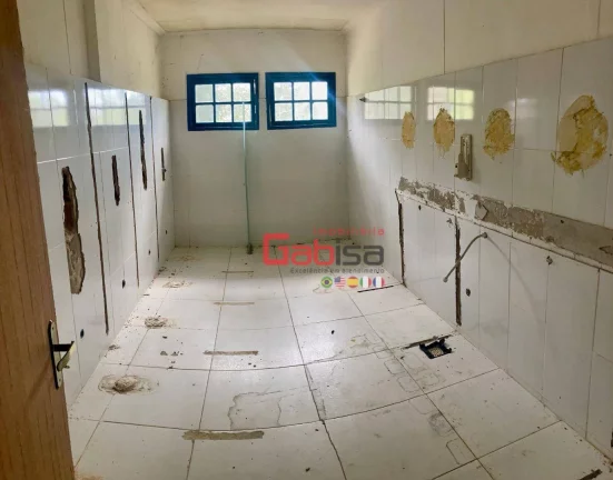Imagem Espaço Versátil à Venda: Imóvel de 4125 m² com Estrutura de Escola e Quadra na Ferradura