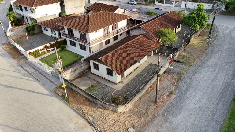 Terreno de esquina em rua sem saída próximo do Binário do Iririú!