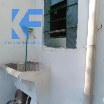 Imagem Lindo e aconchegante lar à venda! Esta encantadora casa antiga possui tudo o que você precisa: 2 quartos aconchegantes, uma espaçosa sala de estar