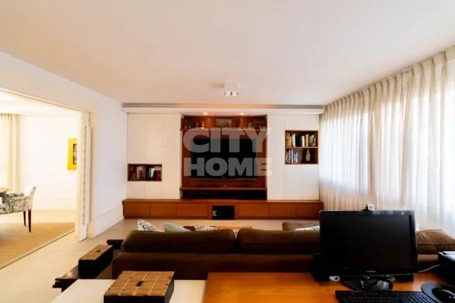 Imagem Apartamento reformado de 354m², com quatro suítes, sendo uma máster com closet,, hall, lavabo, sa...