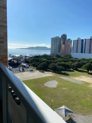Imagem Apartamento quadra mar com 3 suítes e 3 vagas de garagem - Meia Praia/SC