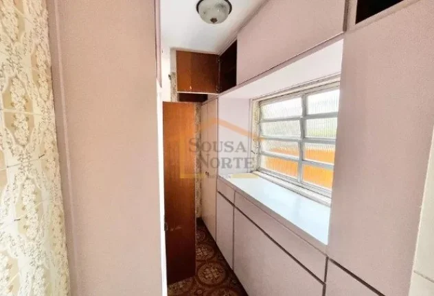 Imagem Casa espaçosa com 200 m² de área construída, composta por 4 dormitórios, sendo 2 suítes, e 4 b...