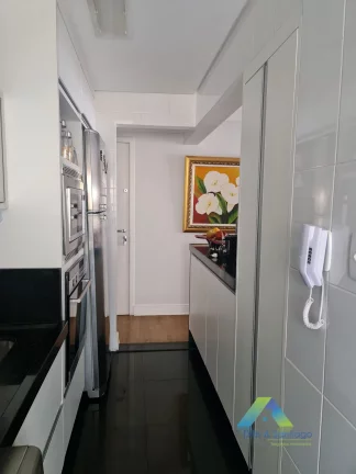 Imagem Apartamento recém reformado com 67m², 2 dormitórios, 1 suíte, 2 vagas de garagem coberta em localização privilegiada em área nobre a 500mts da Estação Metrô Chácara Klabin.