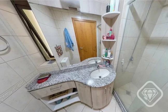 Imagem Apartamento espaçoso e bem localizado na Armando Barbedo para viver com conforto na Tristeza.

Trê...