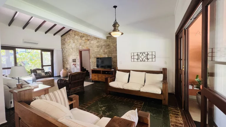 Imagem ...quot;Riviera Módulo 30: Casa à Venda com Dois Lotes e Área Verde Privilegiada...quot;