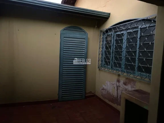 Imagem Vende-se casa com dois quartos no centro da cidade - Igarapava/SP