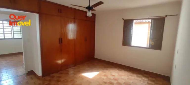Imagem Imóvel à venda no bairro Independência em Ribeirão Preto-SP: Casa com 3 quartos, 1 suíte, 2 salas, 2 banheiros, 2 vagas e 172m²! Confira na Quer Imóvel Negócios Imobiliários!