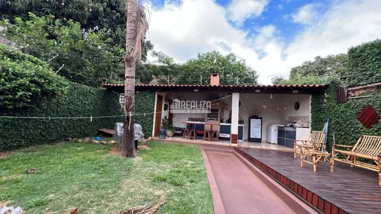 Imagem Casa à venda no Fabrício, Uberaba: 3 dormitórios, churrasqueira e móveis planejados.