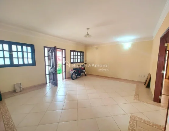 Imagem Localizada no coração do condomínio, em uma rua tranquila, esta casa térrea oferece conforto e p...
