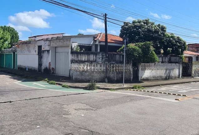 Excelente casa de esquina, bem ventilada, em ótima localização no Rodolfo Teófilo próximo ao Co...