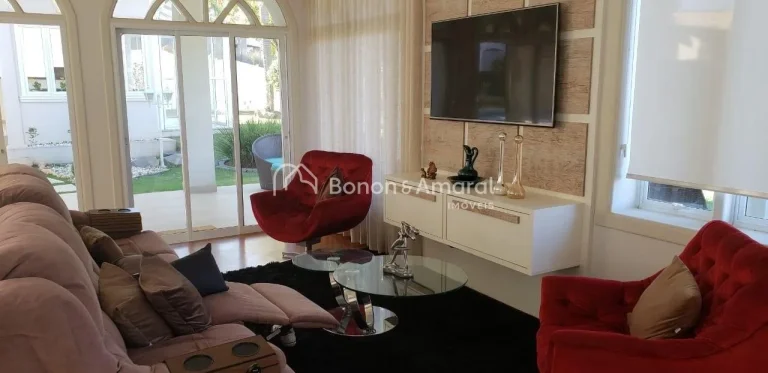 Imagem Em um terreno de 1.909m² e com 750m² de construção, esta imponente propriedade oferece conforto ...