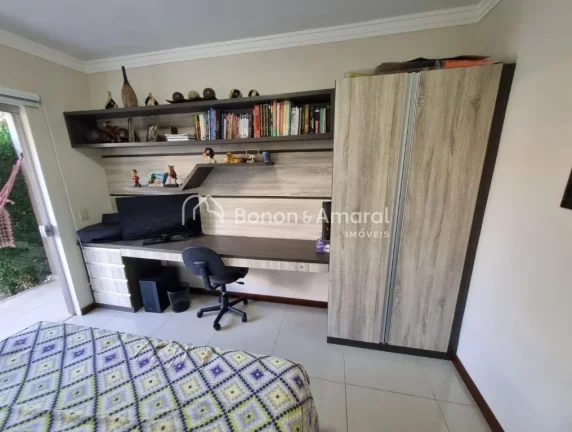 Imagem Casa aconchegante à venda no bairro Capuava, em Valinhos/SP, com ambientes espaçosos e cercada por...