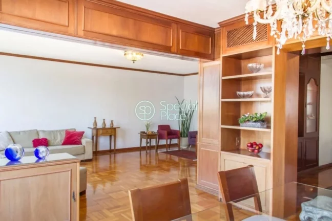 Imagem Apartamento super espaçoso, com 270m2, 4 dormitórios ( 1 suíte ) e 2 vagas na garagem. Amplo livi...