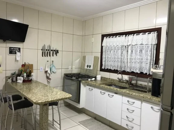 Imagem Imperdível! Casa à venda em Sorocaba-SP, no bairro Wanel Ville, com 3 quartos, 1 suíte, 2 salas, 1 banheiro, 3 vagas de garagem e 219m².