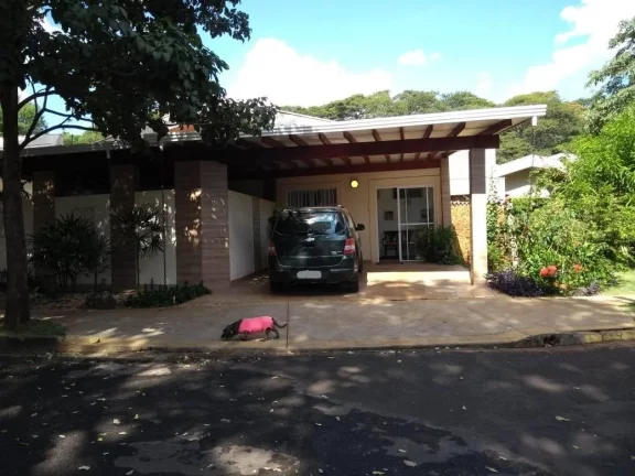Luxuosa casa em condomínio à venda em Ribeirão Preto-SP, no bairro Ribeirânia. Condomínio Parque das Figueiras. 4 quartos, 4 suítes, 3 salas, 6 banheiros, 2 vagas de garagem. 320,00 m² de área. Imperdível com a Quer Imóvel Negócios Imobiliários.