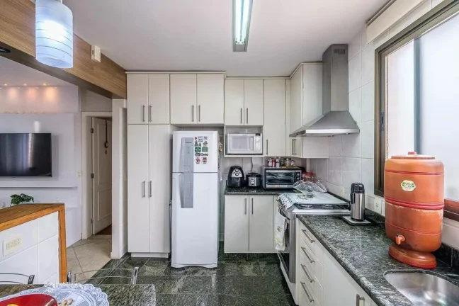 Imagem Este apartamento espaçoso oferece 135 metros quadrados de área, com 4 quartos bem distribuídos e ...