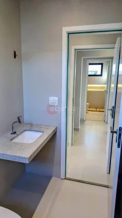Imagem Casa nova em condomínio com acabamento fino a venda em São Pedro da Aldeia.