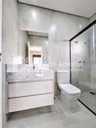 Imagem Casa moderna e sofisticada com três suítes, sendo uma delas master com closet espaçoso. As outras...