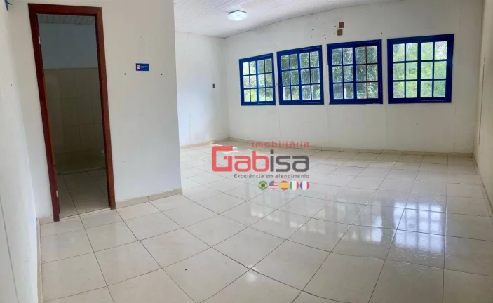 Imagem Espaço Versátil à Venda: Imóvel de 4125 m² com Estrutura de Escola e Quadra na Ferradura