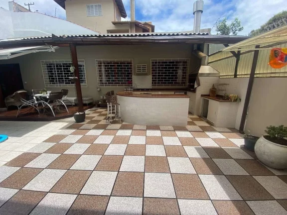 Imagem Venda, 176m2, Casa Principal Com 2 Suítes, Espaço Gourmet e Piscina, Sistema de Energia Solar, Trindade - Florianópolis/SC
