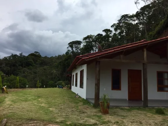 Imagem Sitio com ampla casa térrea com varanda ampla lateral.