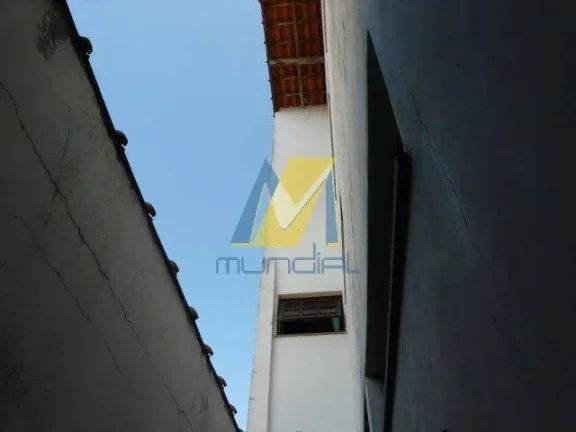 Imagem Descubra o charme atemporal deste sobrado com arquitetura clássica, perfeito para quem valoriza esp...