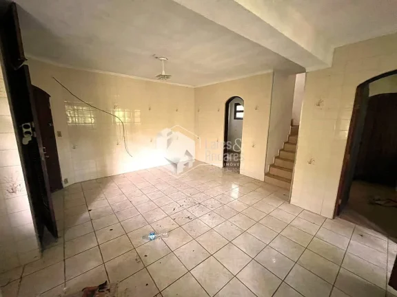 Imagem CASA À VENDA COM TERRENO DE 1500 M², POÇO ARTESIANO, 4 DORMS (2 SUITES), 3 SALAS, SENDO 1 COM LAREIRA, COZINHA COM ARMÁRIOS E DISPENSA, MAIRIPORÃ, SP.