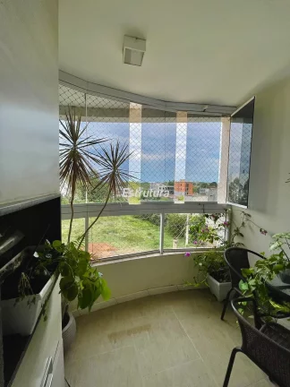 Apartamento 2 quartos, com 1 suíte, sacada, churrasqueira e vaga de garagem. Óti