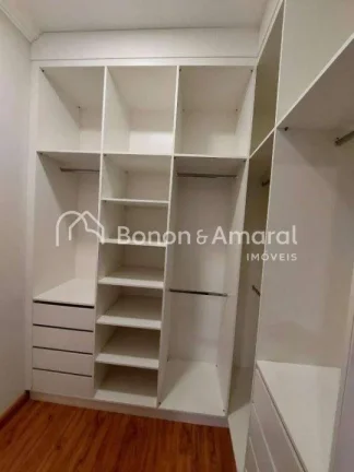 Imagem Esta encantadora residência de um único pavimento é um verdadeiro tesouro dentro do condomínio. ...