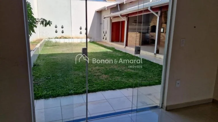 Imagem Casa à venda no Condomínio Campos do Conde em Paulínia. O piso inferior conta com sala para dois ...