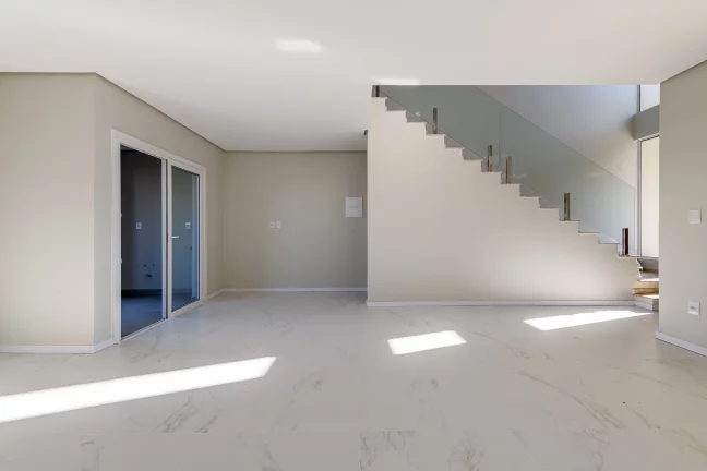 Imagem Sobrado de 3 quartos sendo 1 suíte com acabamento de alto padrão e localização Excelente