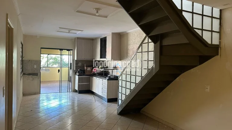 Imagem Casa ampla no Jardim das Palmeiras, zona norte de Londrina, com 3 quartos, 3 banheiros, churrasqueira, terraço e 178m² de área construída